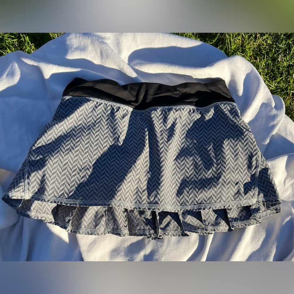 Black and grey lululemon Pace setter skirt Sz6reg